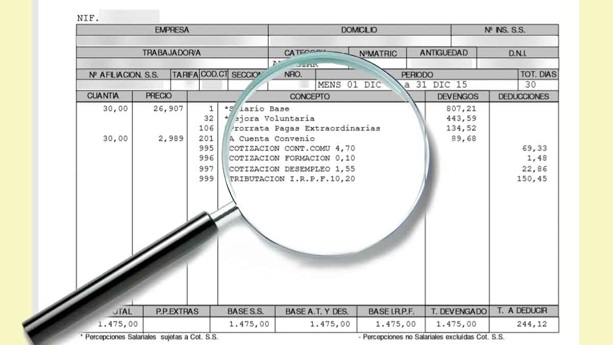 Detalle de una nómina bajo lupa que muestra la retención de IRPF aplicada a salarios bajos