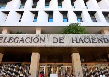 Fachada de la Delegación de Hacienda en España donde se presentan declaraciones de la Renta 2024-2025 e ingresos esporádicos