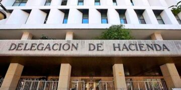 Fachada de la Delegación de Hacienda en España donde se presentan declaraciones de la Renta 2024-2025 e ingresos esporádicos