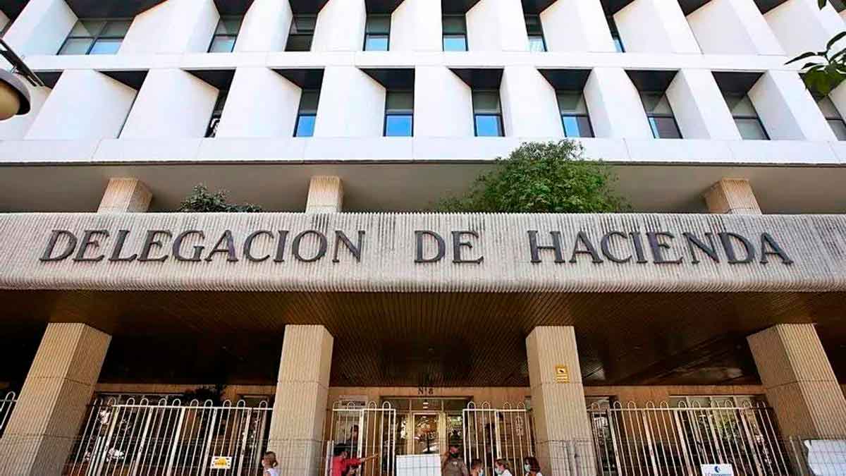 Fachada de la Delegación de Hacienda en España donde se presentan declaraciones de la Renta 2024-2025 e ingresos esporádicos