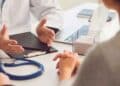 Médico evaluando a paciente durante consulta para solicitud de incapacidad permanente