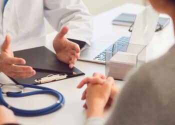 Médico evaluando a paciente durante consulta para solicitud de incapacidad permanente
