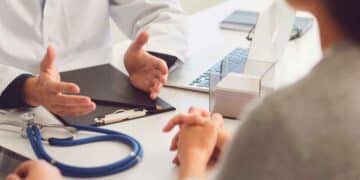 Médico evaluando a paciente durante consulta para solicitud de incapacidad permanente