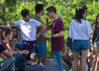 Grupo de jóvenes españoles reunidos al aire libre, reflejo de la generación con menos capacidad de ahorro que sus padres