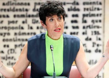 Ministra durante rueda de prensa explicando el decreto que permite jubilarse a los 52 años con pensión íntegra en trabajos penosos