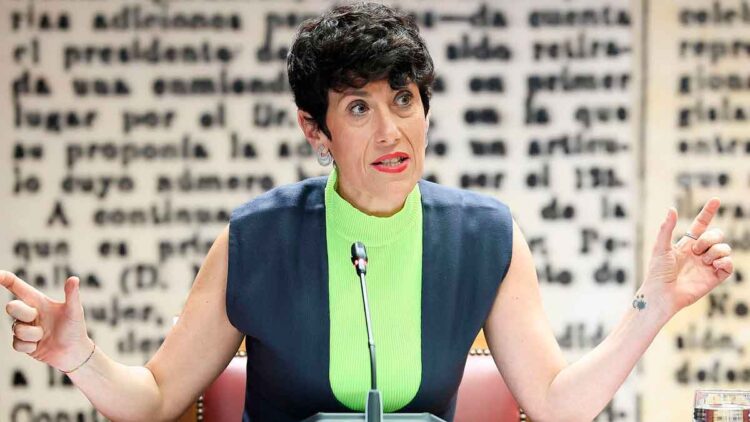 Ministra durante rueda de prensa explicando el decreto que permite jubilarse a los 52 años con pensión íntegra en trabajos penosos