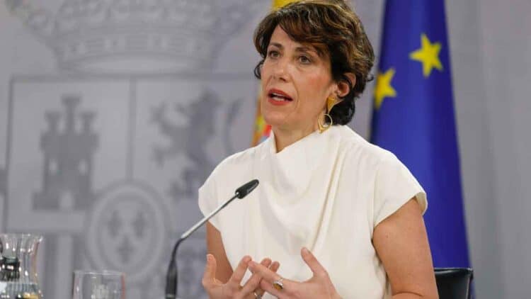 Ministra de Seguridad Social durante la rueda de prensa sobre la nueva regulación de jubilación anticipada para empleos de alto riesgo