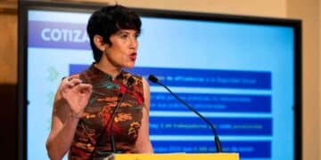 La ministra de Seguridad Social expone las penalizaciones de la jubilación anticipada voluntaria para 2025 en rueda de prensa