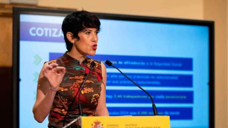 La ministra de Seguridad Social expone las penalizaciones de la jubilación anticipada voluntaria para 2025 en rueda de prensa