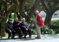 Grupo de jubilados conversando en un parque, representando la situación de pensiones por debajo del salario mínimo en España
