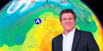Mario Picazo frente a un mapa de anomalías térmicas que anticipa calor extremo en Andalucía