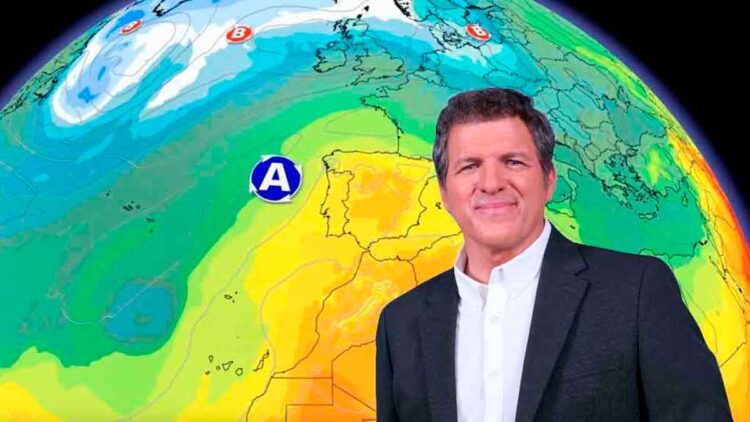 Mario Picazo frente a un mapa de anomalías térmicas que anticipa calor extremo en Andalucía