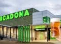 Una trabajadora de Mercadona, despedida al ser sorprendida bebiendo cerveza durante un descanso laboral.