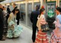 Pasajeros con trajes de flamenca esperan el Metro de Sevilla en el servicio especial hacia la Feria 2025