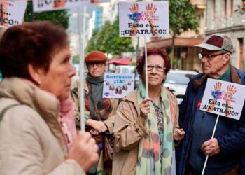 Mutualistas con incapacidad absoluta protestan en la calle con carteles que exigen a Hacienda la devolución del IRPF.