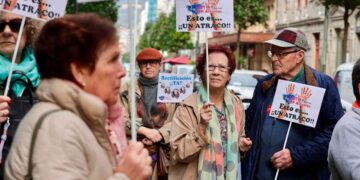 Mutualistas con incapacidad absoluta protestan en la calle con carteles que exigen a Hacienda la devolución del IRPF.