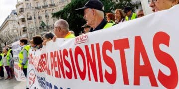 Pensionistas mutualistas protestan en la calle por la devolución íntegra del IRPF que Hacienda aún no les reconoce