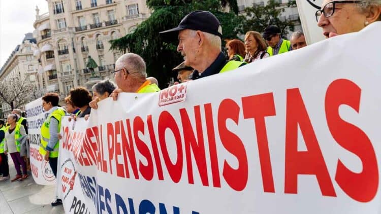 Pensionistas mutualistas protestan en la calle por la devolución íntegra del IRPF que Hacienda aún no les reconoce