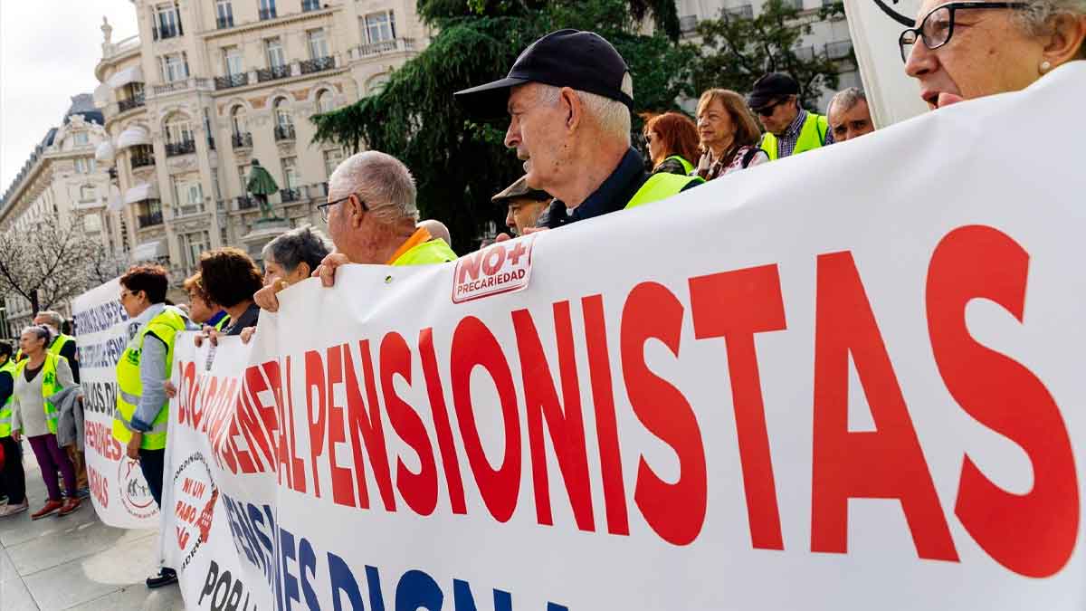 Pensionistas mutualistas protestan en la calle por la devolución íntegra del IRPF que Hacienda aún no les reconoce