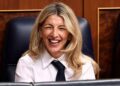 Mujer sonriente en un entorno institucional, vinculada a temas laborales y del SEPE en España