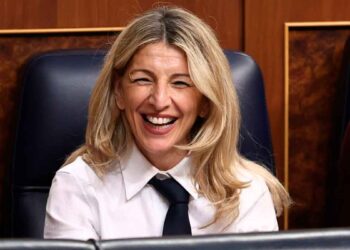 Mujer sonriente en un entorno institucional, vinculada a temas laborales y del SEPE en España