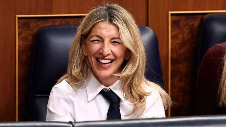 Mujer sonriente en un entorno institucional, vinculada a temas laborales y del SEPE en España