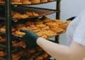 Pastelería despide a una trabajadora pero tendrá que pagarle 215 horas extra.