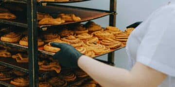 Pastelería despide a una trabajadora pero tendrá que pagarle 215 horas extra.