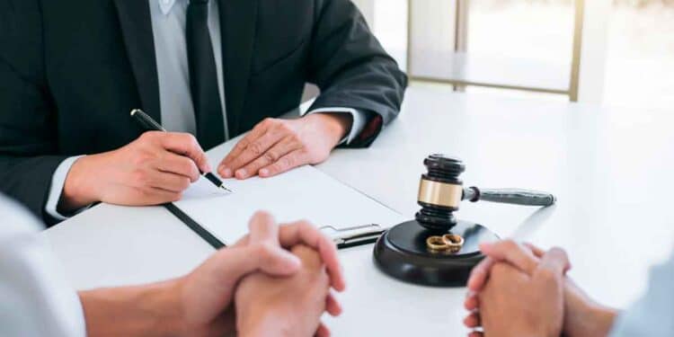 Abogado redacta acuerdo de pensión compensatoria 2025; mazo judicial y alianzas sobre la mesa ante pareja divorciada