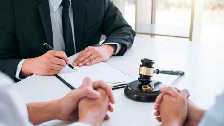 Abogado redacta acuerdo de pensión compensatoria 2025; mazo judicial y alianzas sobre la mesa ante pareja divorciada