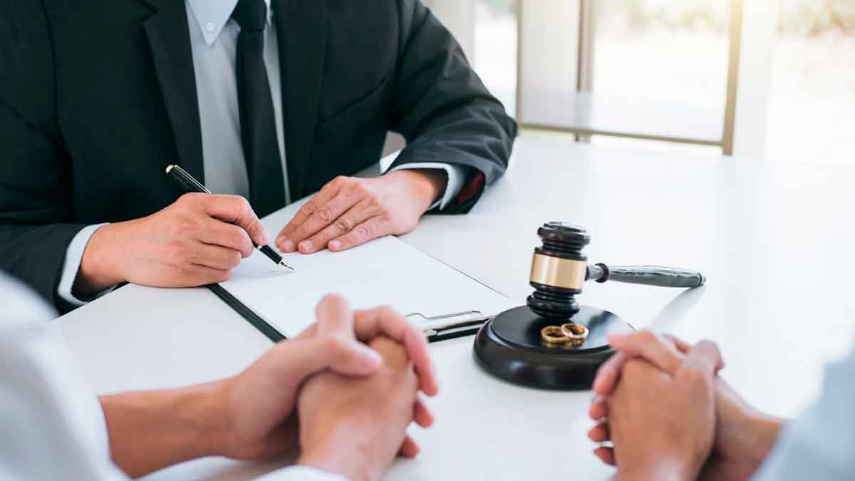 Abogado redacta acuerdo de pensión compensatoria 2025; mazo judicial y alianzas sobre la mesa ante pareja divorciada