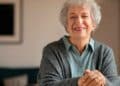 Mujer jubilada sonriente beneficiaria de la pensión no contributiva de 7.905 € anuales sin cotizar
