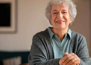 Mujer jubilada sonriente beneficiaria de la pensión no contributiva de 7.905 € anuales sin cotizar