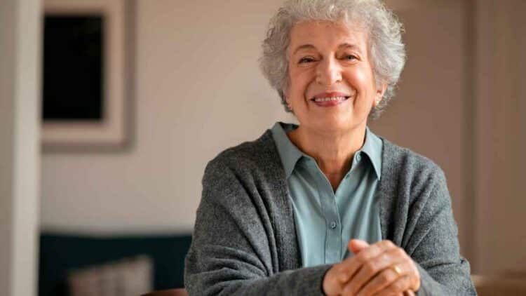 Mujer jubilada sonriente beneficiaria de la pensión no contributiva de 7.905 € anuales sin cotizar