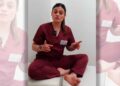 Podóloga en su consulta, sentada con uniforme burdeos y pies descalzos, explicando tres hábitos diarios que dañan la salud podal