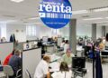 Contribuyentes atendidos en una oficina de la Agencia Tributaria durante la campaña presencial de la Renta 2024/25