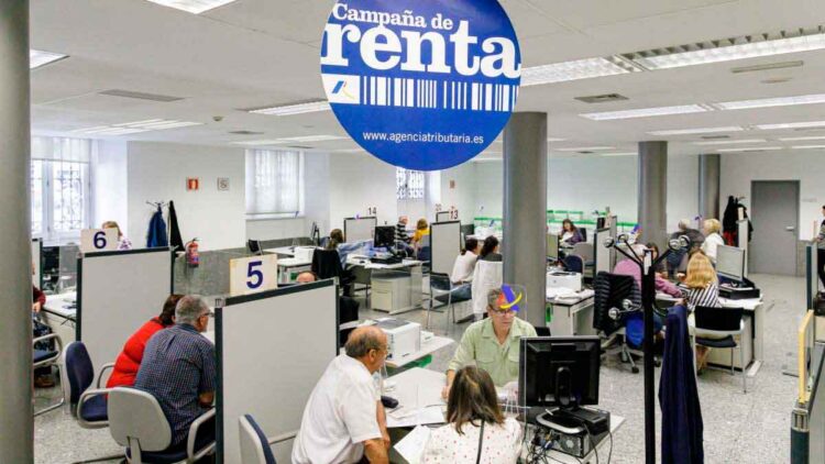 Contribuyentes atendidos en una oficina de la Agencia Tributaria durante la campaña presencial de la Renta 2024/25