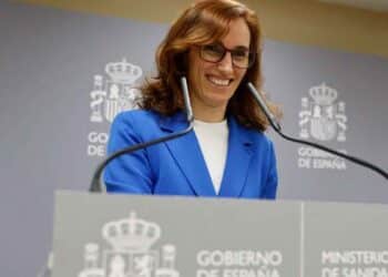 Ministra de Sanidad Mónica García anuncia la nueva ley que prohíbe fumar en vehículos, terrazas y piscinas públicas