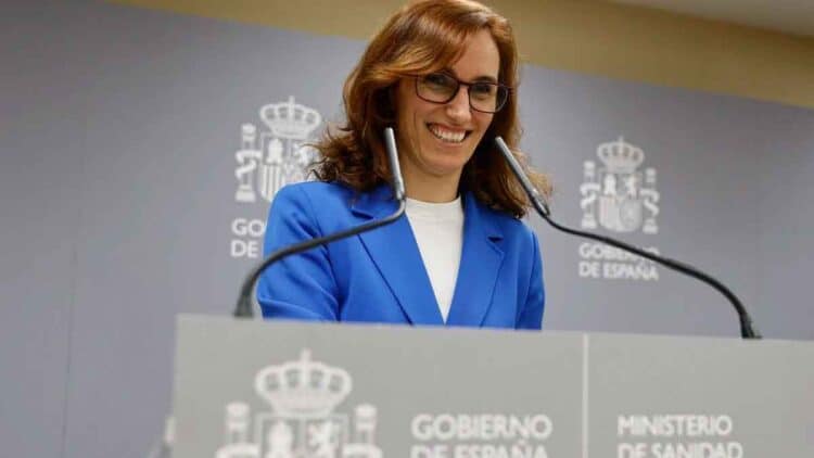 Ministra de Sanidad Mónica García anuncia la nueva ley que prohíbe fumar en vehículos, terrazas y piscinas públicas