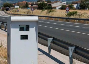 Radar fijo de la DGT en una carretera de Sevilla, límite 70 km/h, entre los que más multan en España