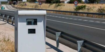 Radar fijo de la DGT en una carretera de Sevilla, límite 70 km/h, entre los que más multan en España