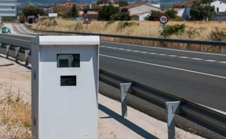 Radar fijo de la DGT en una carretera de Sevilla, límite 70 km/h, entre los que más multan en España