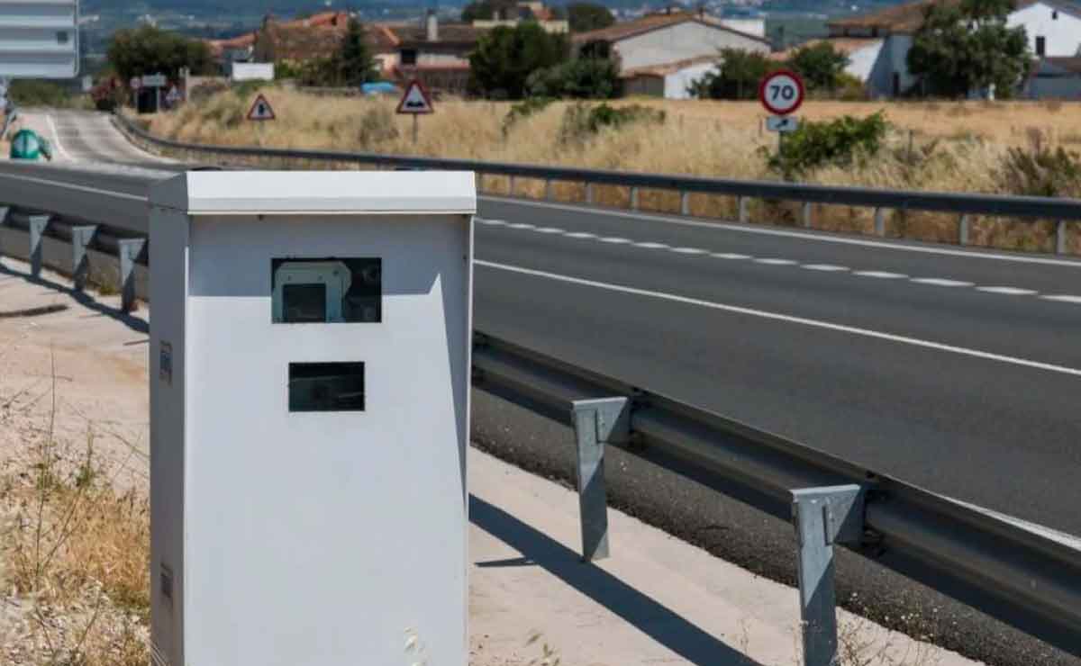 Radar fijo de la DGT en una carretera de Sevilla, límite 70 km/h, entre los que más multan en España