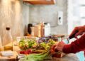Algunas ideas de recetas frías que son perfectas para la temporada estival. Desde ensaladas, hasta tartares, pasando por sopas.