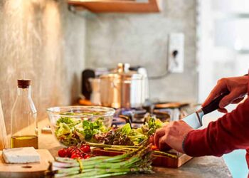 Algunas ideas de recetas frías que son perfectas para la temporada estival. Desde ensaladas, hasta tartares, pasando por sopas.