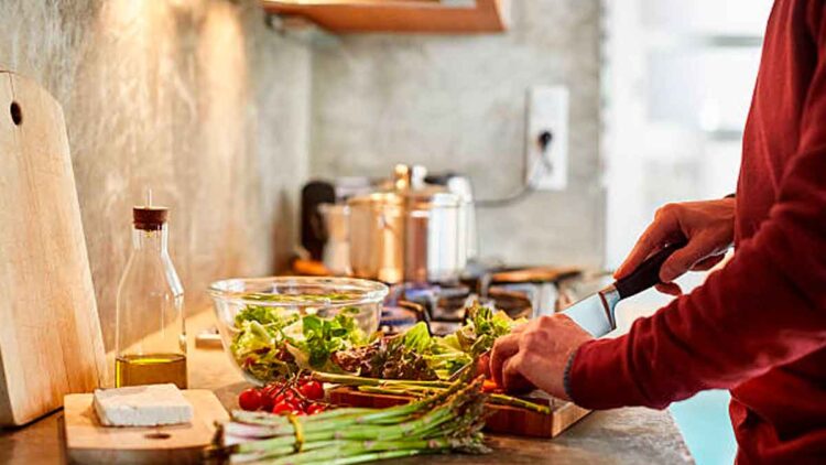 Algunas ideas de recetas frías que son perfectas para la temporada estival. Desde ensaladas, hasta tartares, pasando por sopas.