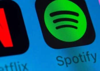 Logos de Netflix y Spotify en la pantalla de un móvil, ejemplo de plataformas que deberán avisar la renovación automática 15 días antes