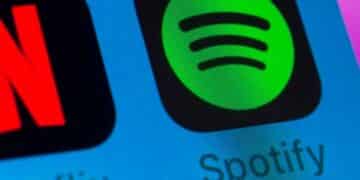 Logos de Netflix y Spotify en la pantalla de un móvil, ejemplo de plataformas que deberán avisar la renovación automática 15 días antes