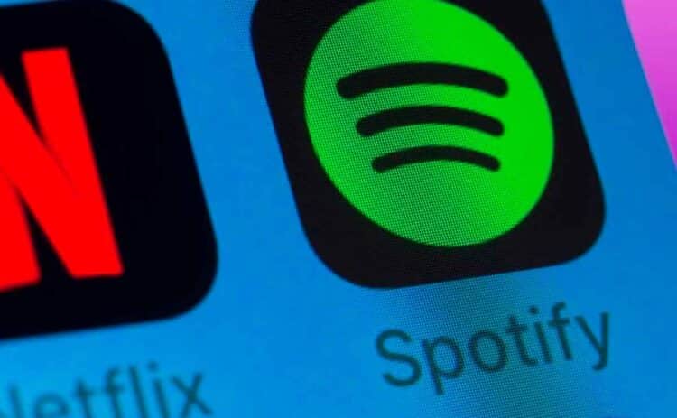 Logos de Netflix y Spotify en la pantalla de un móvil, ejemplo de plataformas que deberán avisar la renovación automática 15 días antes