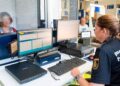 Agente de la Policía Nacional gestionando la renovación gratuita del DNI en una oficina de documentación